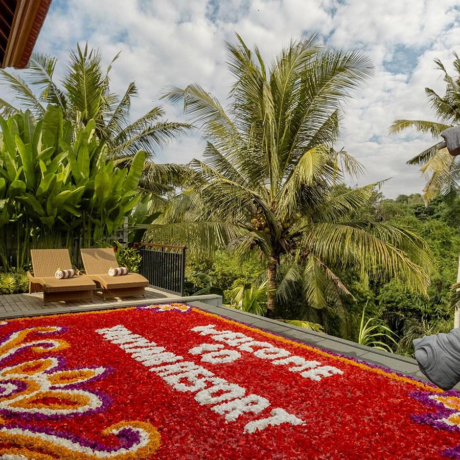 experience-pool-flower-decoration